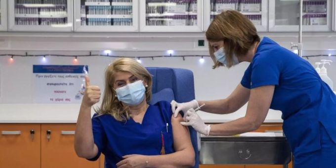 Eine Krankenpflegerin wird gegen das Coronavirus geimpft. Foto: Yorgos Karahalis/AP POOL/dpa Corona