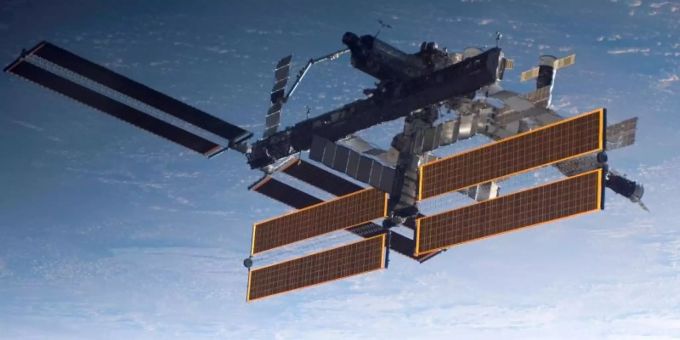 Dieses Bild der ISS mit der Erde im Hintergrund wurde kurz nach dem Abdocken der Raumfähre Atlantis vom Aussenposten in der Umlaufbahn aufgenommen. Foto: NASA/dpa Dieses Bild der ISS mit der Erde im Hintergrund wurde kurz nach dem Abdocken der Raumfähre Atlantis vom Aussenposten in der Umlaufbahn aufgenommen. Foto: NASA/dpa
