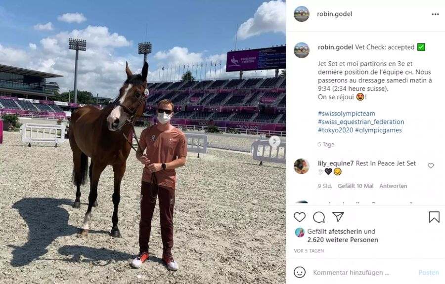 Ein Bild aus glücklichen Zeiten: Robin Godel posiert mit seinem Pferd vor den Wettkämpfen von Olympia 2021.