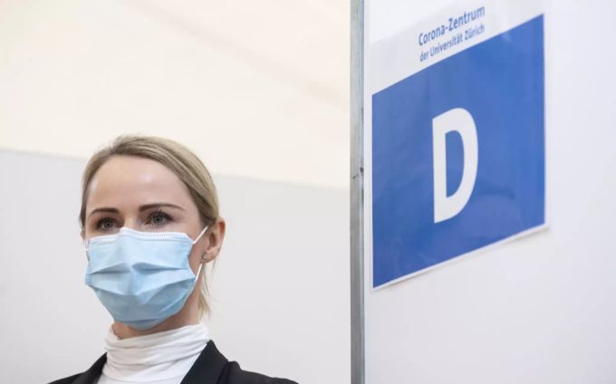 Natalie Rickli, Gesundheitsdirektorin spricht im Referenz-Impfzentrum EBPI am Hirschengraben in Zürich vor, aufgenommen am Montag, 4. Januar 2021. Natalie Rickli