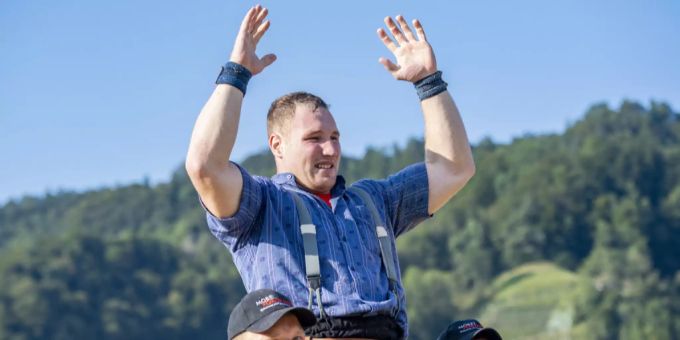 Joel Wicki feiert seinen Sieg beim Luzerner Kantonalschwingfest. joel wicki