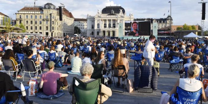 «Salome» konnte man auch gratis vor dem Opernhaus anschauen. Salome