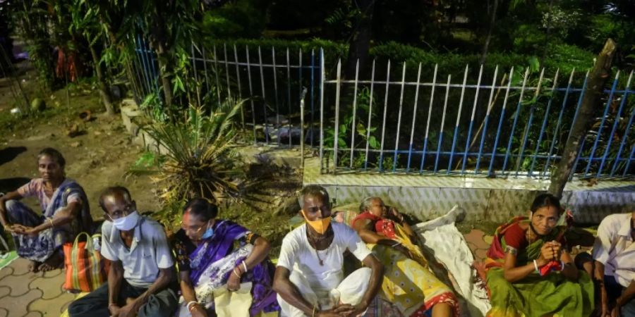 Wartende auf eine Impfdosis vor Krankenhaus in Indien