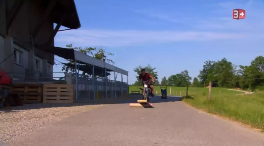 Bauer Röbi fährt durch den Parcours.