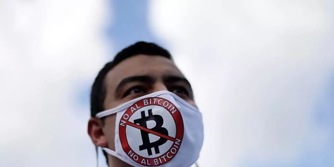 Der Bitcoin geriet nach einem chaotischem El-Salvador-Debut unter Druck. Im Bild die Proteste gegen die Einführung vom vergangenen Wochenende. bitcoin el salvador