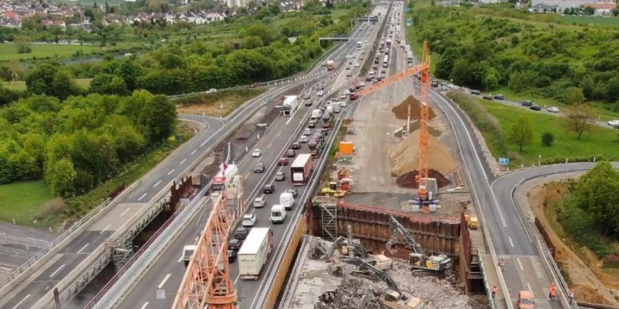 Die Autobahngesellschaft des Bundes bringt am 20. Juli eine Service-App für Fahrten auf deutschen Autobahnen heraus. Foto: Maurice Kaluscha/Hessen Mobil/dpa