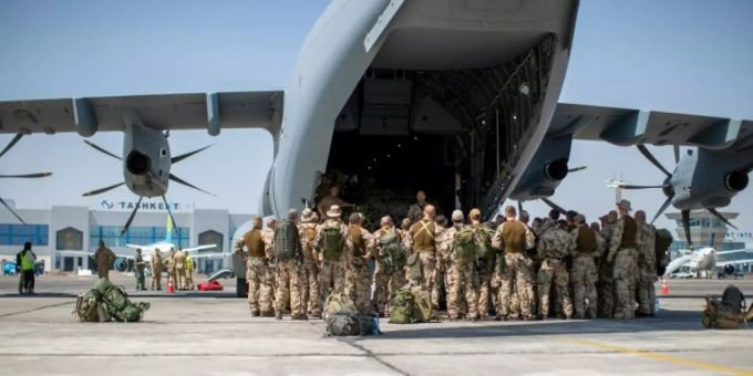 Bundeswehr-Evakuierungsflug in Taschkent Bundeswehr-Evakuierungsflug in Taschkent