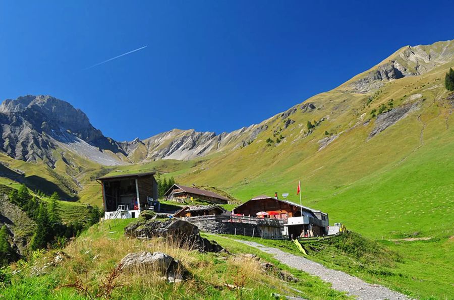 Die Bergstation der Luftseilbahn Kandersteg-Allmenalp mitsamt dem in der vierten Generation geführten Allmen-Beizli. Wen vor dem Loswandern noch der Hunger packt, der findet hier unter anderem auf traditionelle Art über dem Holzfeuer hergestellten Alpkäse.