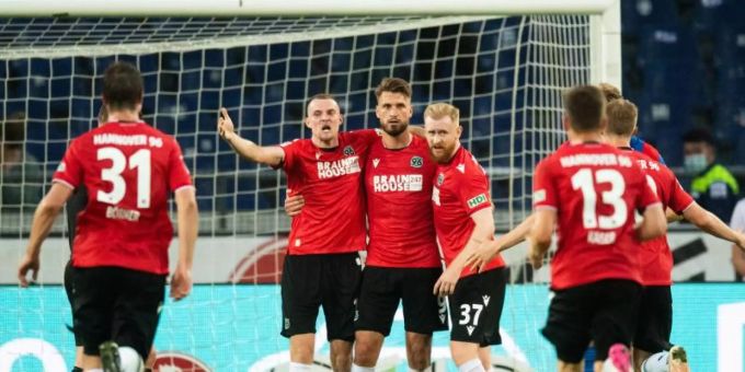 Der eingewechselte Hendrik Weydandt (M) schoss Hannover gegen Heidenheim zum Sieg. Foto: Julian Stratenschulte/dpa Der eingewechselte Hendrik Weydandt (M) schoss Hannover gegen Heidenheim zum Sieg. Foto: Julian Stratenschulte/dpa