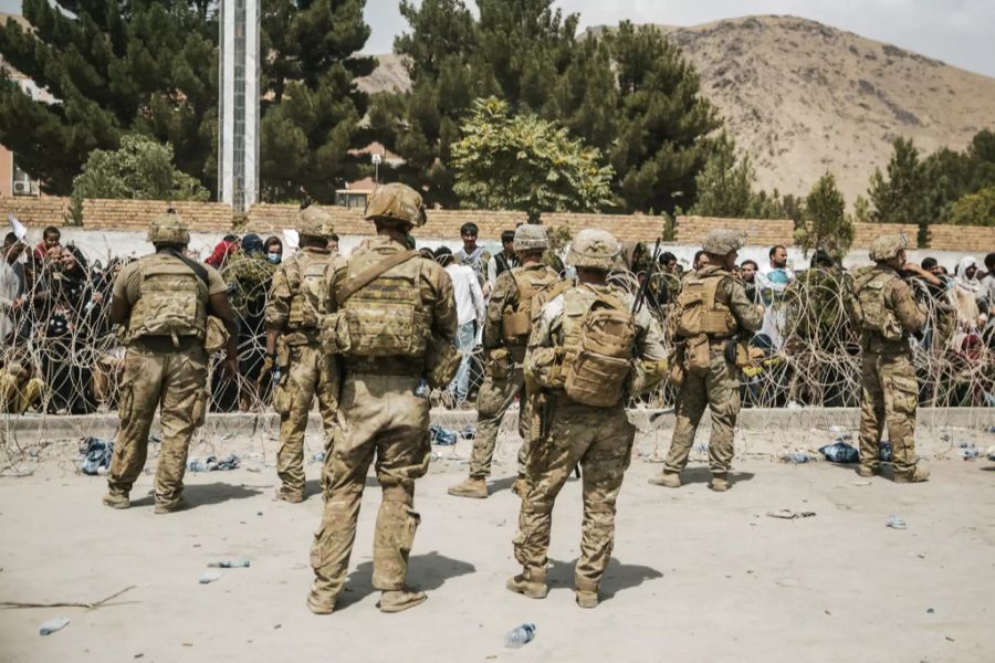 Wegen möglichen IS-Anschlägen in Kabul, werden die US-Streitkräfte laut Biden «erhöhte Wachsamkeit aufrechterhalten».