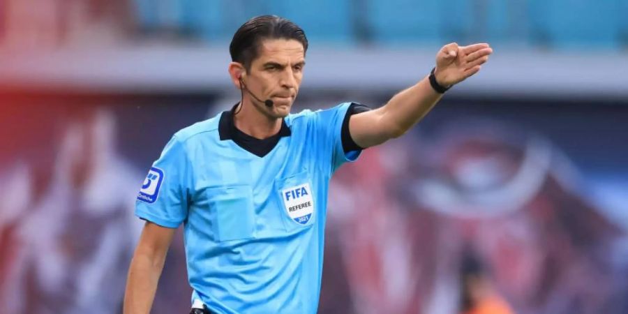 Schiedsrichter Deniz Aytekin hatte den Platzverweis von Mahmoud Dahoud damit begründet, «ein Zeichen» setzen zu wollen. Foto: Jan Woitas/dpa-Zentralbild/dpa