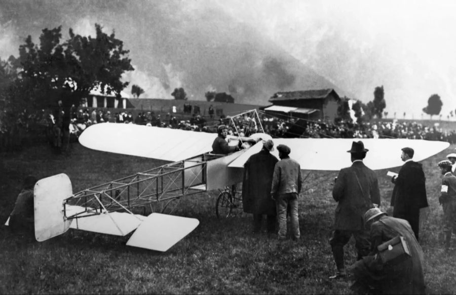 Geo Chavez mit seiner Blériot kurz vor dem Start in Brig. Der Überflug bei widrigen Konditionen ging in die Fliegereigeschichte ein; die Verletzungen, die er beim Absturz davontrug, kosteten ihn nach fünf Tagen Überlebenskampf im Spital in Domodossola schliesslich – 23-jährig und in den Armen seiner Braut – das Leben.