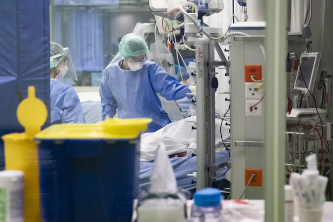 Ärzte und Pflegende kümmern sich um Covid-Patienten in der Intensivstation im Universitätsspital Basel, am 28. Dezember 2020. Intensivstation Universitätsspital Basel Intensivbetten