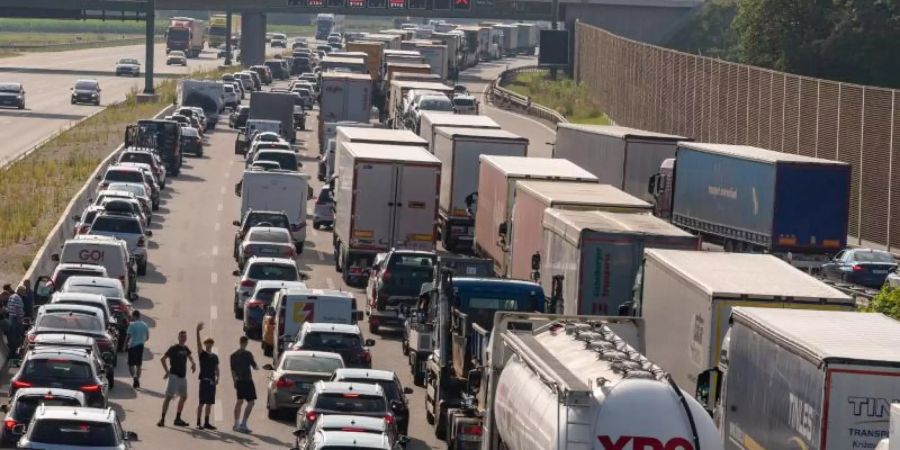 Auf der A99 geht nichts mehr. Foto: Peter Kneffel/dpa