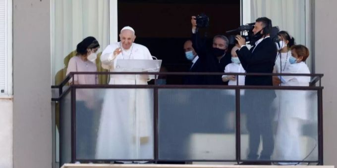 Papst Franziskus bei seinem ersten öffentlichen Auftritt nach seiner Operation. Papst Franziskus