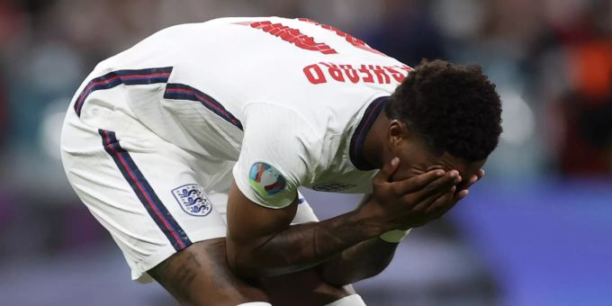 Marcus Rashford ist nach seinem verschossenen Penalty am Boden zerstört. Euro 2020