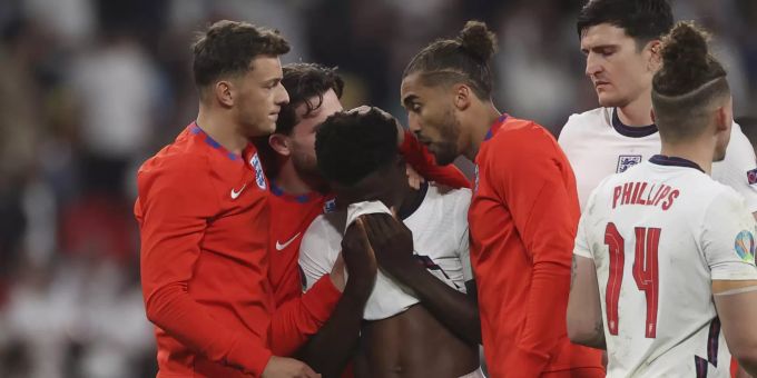 Englands Bukayo Saka wird nach seinem verschossenen Penalty getröstet. Euro 2020