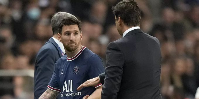 Lionel Messi schaut seinen Trainer Mauricio Pochettino nach seiner Auswechslung verdutzt an. Lionel Messi