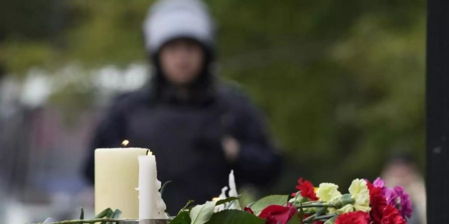 Kerzen und Blumen stehen auf einem Tisch nach einer Schiesserei in der Staatlichen Universität Perm, etwa 1.100 Kilometer östlich von Moskau. Foto: Dmitri Lovetsky/AP/dpa