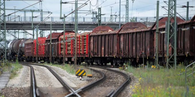 Ein Güterzug steht am Rangierbahnhof München-Nord. (Symbolbild) güterzug