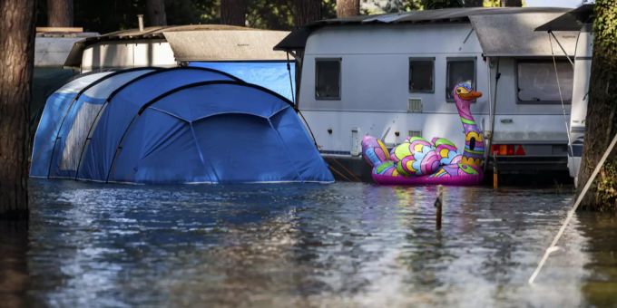 Ein überfluteter Camping-Platz in Cheseaux-Noreaz VD. Camping Hochwasser