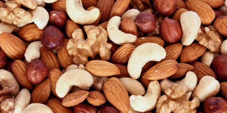 Auch Nüsse sind Lebensmittel, die den Blutdruck senken und die Blutdruckwerte so verbessern.