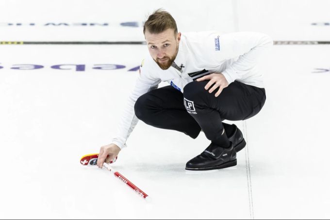 Skip Yannick Schwaller ist mit seinem Team auf Kurs. Curling