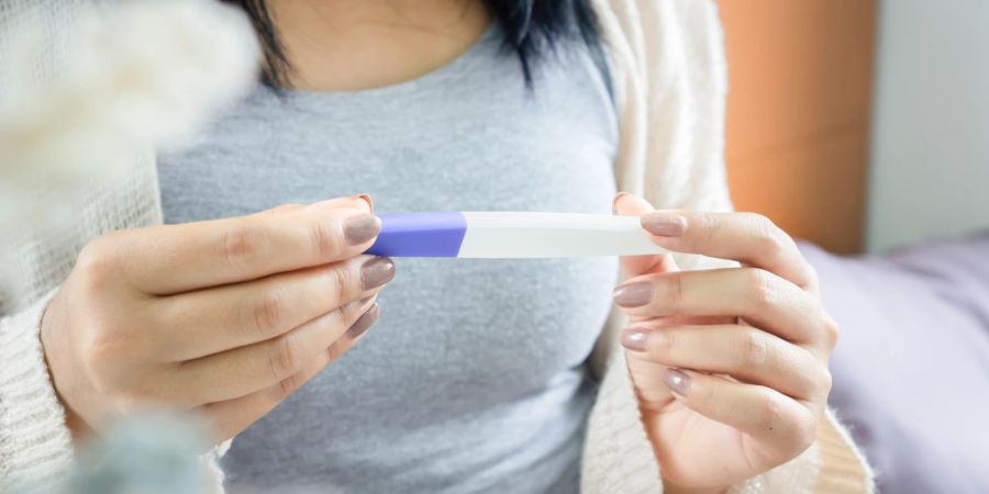 Viele Frauen fragen sich bereits kurz nach dem Geschlechtsverkehr, ob sie schwanger sein könnten.