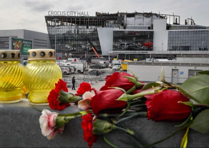 Blumen und Kerzen erinnern an die Todesopfer des Anschlags auf die Moskauer Konzerthalle. Moskau