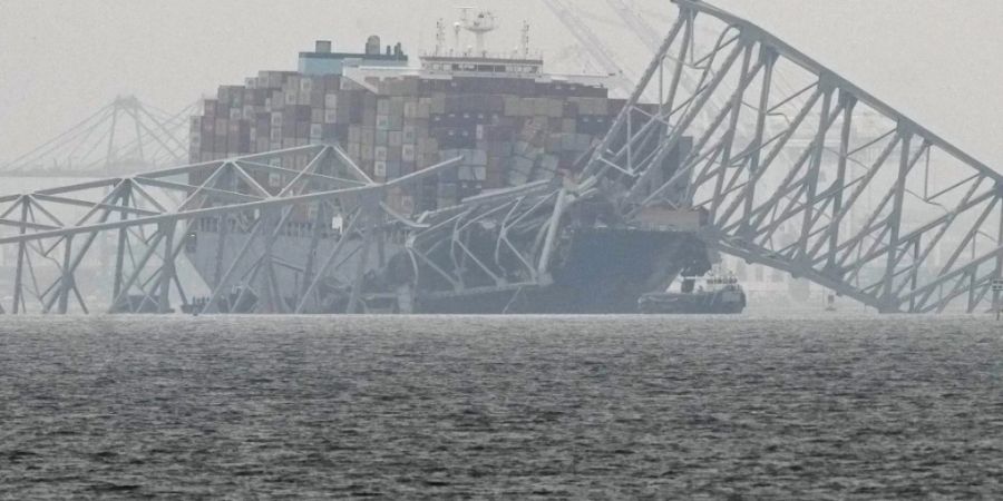 Das Containerschiff «Dali» vor den Trümmern der Francis Scott Key Bridge. Foto: Matt Rourke/AP/dpa