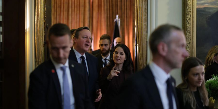 Bundesaussenministerin Annalena Baerbock (2.v.r.) und der britische Aussenminister David Cameron.