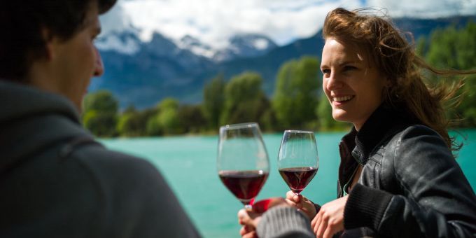 Rund 55 Rebsorten lassen sich an den Caves ouvertes entdecken. Frau Mann Seelandschaft Rotwein