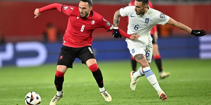 Der Georgier Giorgi Kotschoraschwili (l) behauptet den Ball gegen Dimitris Kourbelis.