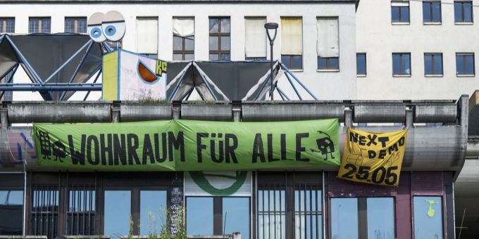 In Zürich gibt es beinahe keine bezahlbaren Wohnungen. Wohnraum für alle Plakat