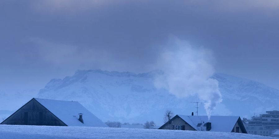 Weniger Heizen im warmen Winter bedeutet weniger Treibhausgas-Ausstoss. Das geht aus dem Schweizer Treibhausgas-Inventar hervor. (Archivbild)