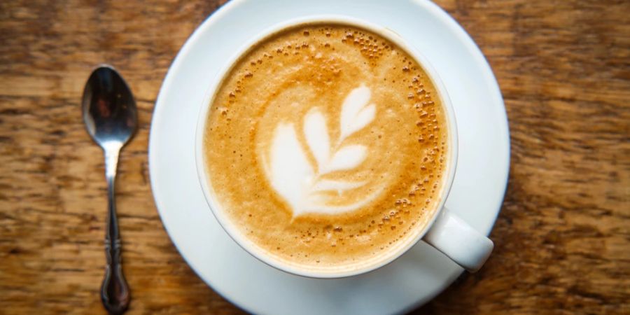 Tasse Kaffee Milchschaum Verzierung Teelöffel