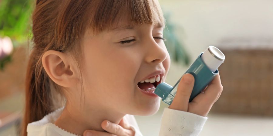 Kleines Mädchen mit Inhalator hat Asthmaanfall.