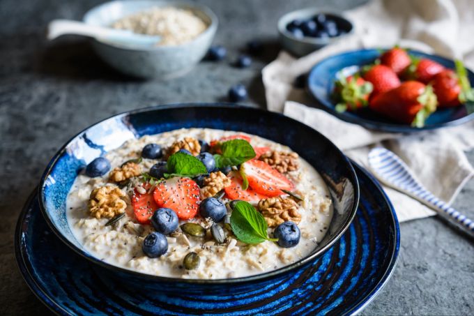 Für ein Birchermüsli eignet sich eine pflanzliche Joghurtalternative als Grundlage. Birchermüsli