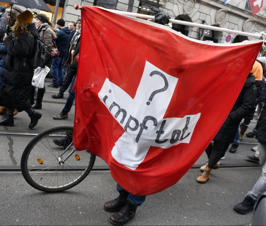 Frauen neigen eher zum hexen, Männer fühlen sich eher von der Staatsverweigerer-Szene angezogen.