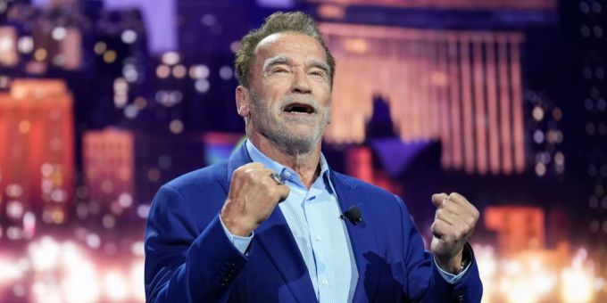 Arnold Schwarzenegger dürfte sich gefreut haben, dass sich die Bombendrohung als falscher Alarm herausstellte. Arnold Schwarzenegger