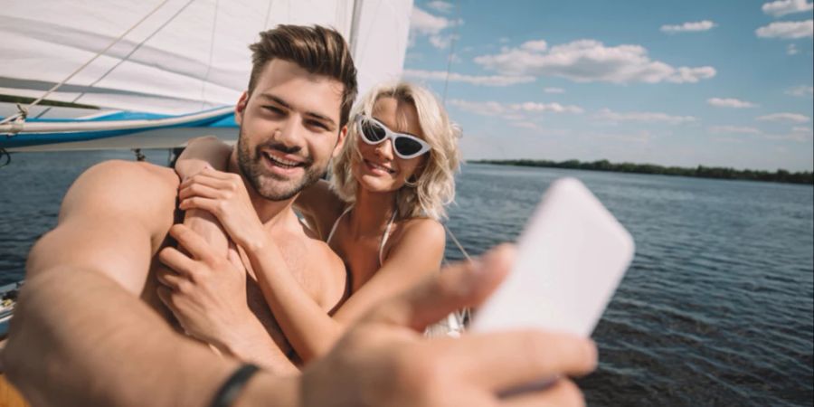 Smartphone Selfie Urlaub Boot Pärchen Sommer