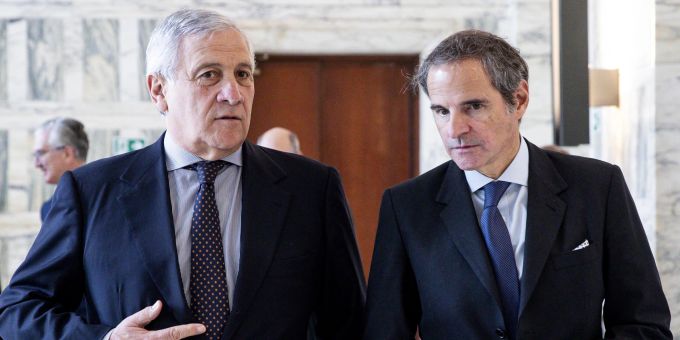 Der stellvertretende italienische Ministerpräsident und Aussenminister Antonio Tajani (Links) und der Generaldirektor der Internationalen Atomenergiebehörde (IAEO) Rafael Mariano Grossi in der Farnesina in Rom. Antonio Tajani