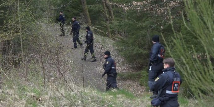 Schon mehrfach hat die Polizei Gelände um Weitefeld abgesucht. (Archivbild) Polizei