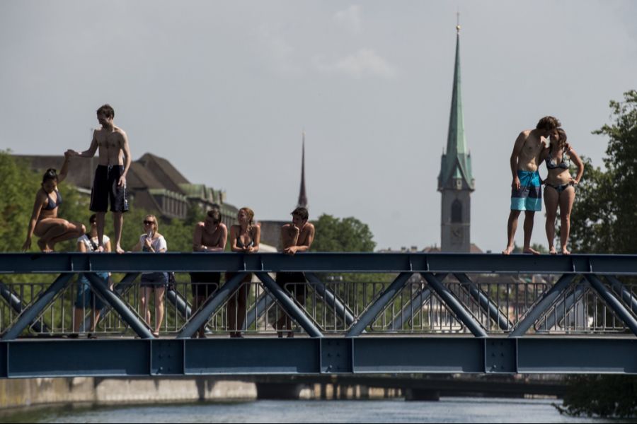 Auch viele Schweizer unterschätzen die Gefahren von offenen Gewässern. Im Bild: Menschen, die in die Limmat springen.