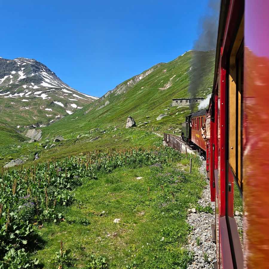 Bergpanorama Zugwaggons grün Bahnstrecke