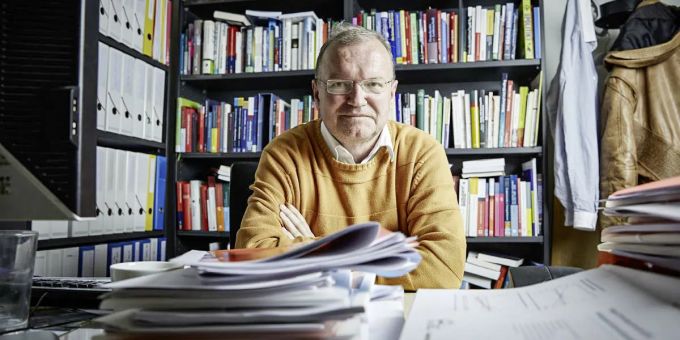 Claude Longchamp ist Historiker und Politikwissenschaftler und beleuchtet im BärnerBär einmal im Monat Unbekanntes und höchst Erstaunliches aus Berns Geschichte.