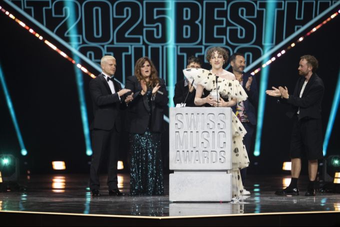 Nemo nimmt den Swiss Music Award entgegen. nemo