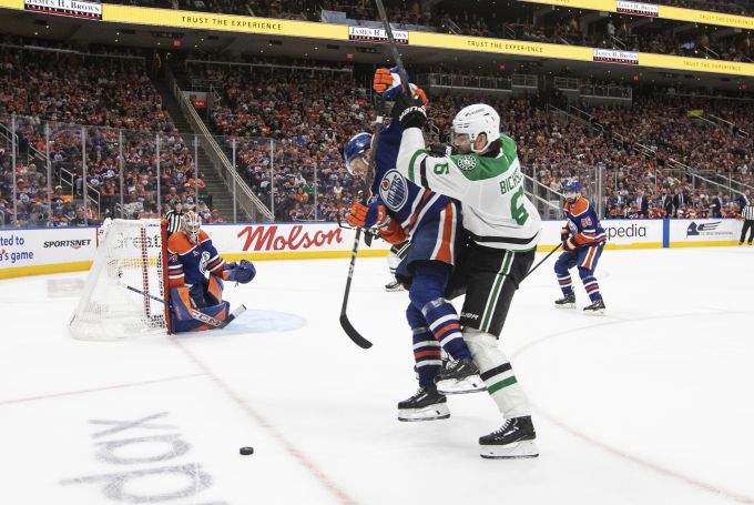 Lian Bichsel (re.) im Einsatz für die Dallas Stars im Playoff-Halbfinal der NHL. Lian Bichsel NHL Playoffs
