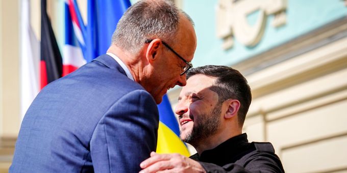Deutschlands Bundeskanzler Merz werde Selenskyj laut Angaben mit militärischen Ehren im Kanzleramt empfangen. (Archivbild) Merz Selenskyj