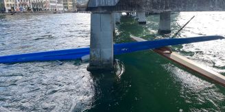 Luzern - Verkeilt: Ruderboote bleiben unter Kapellbrücke stecken